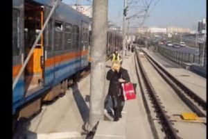 Metro hattı &uuml;zerinde y&uuml;r&uuml;d&uuml;ler