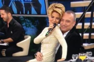 Cenk Eren'in kucağına oturdu