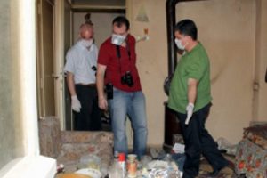 &Ouml;len eşinin cesediyle yaşadı