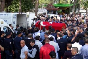 Polisler cenazede eylem yaptı
