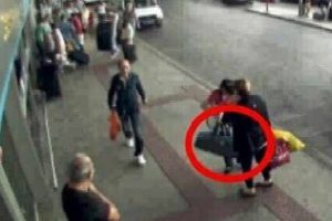 Bebeği internetten sattı tuvalette de teslim etti!