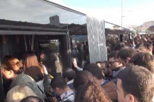 Bir metrob&uuml;s klasiği...