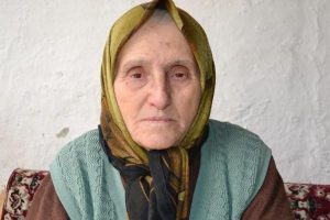 Yaşlı kadını kandırıp bileziklerini &ccedil;aldılar