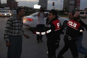 Polisin yaralayan şahsın yardımına polis koştu