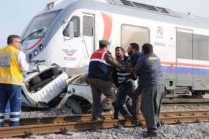Yolcu treni pikabı bi&ccedil;ti: 2 &ouml;l&uuml;