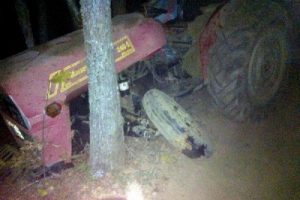 Odun y&uuml;kl&uuml; trakt&ouml;r devrildi 1 &ouml;l&uuml;