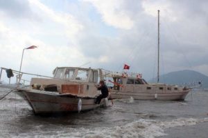 Karaya oturan tekneler b&ouml;yle kurtarıldı