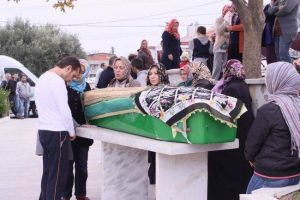 Doğum sonrası &ouml;len anne toprağa verildi