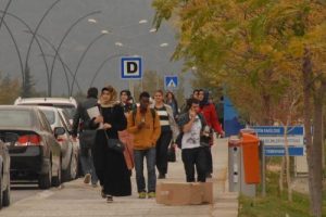Kızlı erkekli kalmıyoruz, komşuyuz