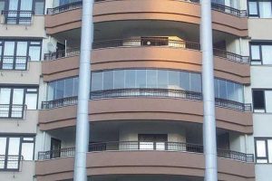 Kuzenini balkondan atmakla yargılanıyor