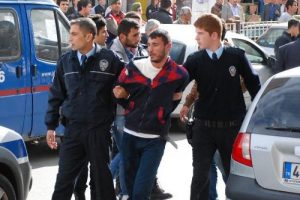 Polise bı&ccedil;ak &ccedil;eken 4 kişi g&ouml;zaltına alıntı