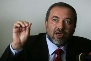 Eski bakan aklandı