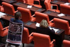 CHP'li kadın vekilden TBMM'de Duran Kadın eylemi