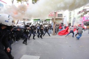 Y&Ouml;K protestosuna polis m&uuml;dahalesi