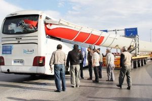 Otob&uuml;s&uuml;n camına r&uuml;zgar t&uuml;rbininin kanadı girdi
