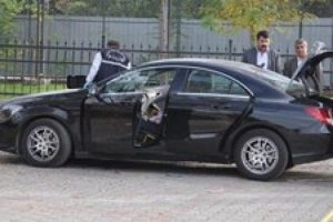 Kiraladığı l&uuml;ks otomobilde intihar etti