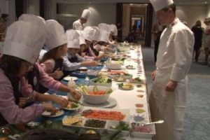 &Ccedil;ocuklar Kral ve Cumhurbaşkanı'na yemek hazırladı