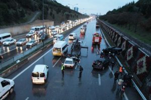 Otobus durağında beklerken araba &ccedil;arotı