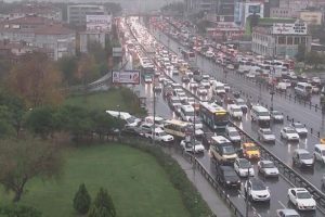 İstanbul trafiği yağmura teslim