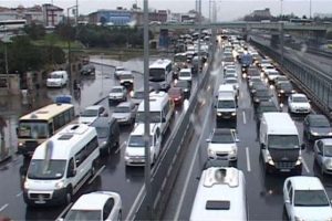 Yağmur trafiği fel&ccedil; etti