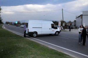 İş yeri m&uuml;h&uuml;rlenen esnaf yol kapattı
