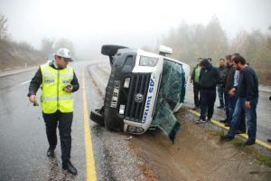 Yolcu minib&uuml;s&uuml; devrildi: 7 yaralı