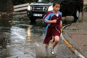 'Atat&uuml;rk Yol Koşusu' yağmur altında oturdu