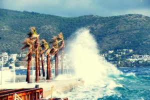 Bodrum'u sağanaktan sonra lodos vurdu