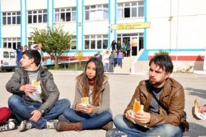 Okul bah&ccedil;esinde kızlı erkekli tost yeme eylemi