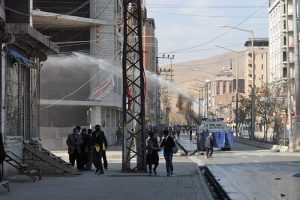Duvar protestosuna polis m&uuml;dahalesi