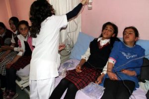 400 &ouml;ğrenci yemekten zehirlendi