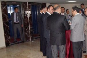 Vali korumasından asans&ouml;r n&ouml;beti