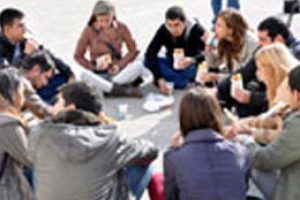 &Ouml;ğrencilerden kızlı-erkekli tost eylemi