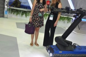 T&uuml;rk robotu fuarda şov yaptı