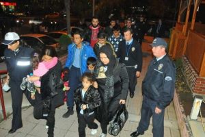 22 ka&ccedil;ak g&ouml;&ccedil;men yakalandı