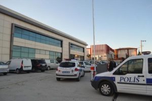 Kaynar su &uuml;&ccedil; iş&ccedil;iyi yaraladı
