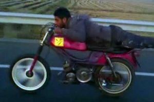 Motosikletle tehlikeli yolculuk