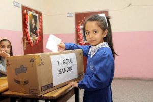 Ortaokul &ouml;ğrencileri sandık başında