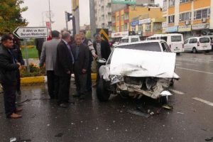 Otomobil minib&uuml;sle &ccedil;arpıştı: 5 yaralı