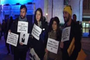 Kızlı-erkekli protesto New York'ta