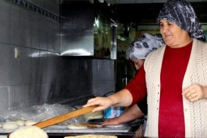 &Ouml;d&uuml;n&ccedil; tepsiyle başladı patron oldu