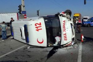 Ambulans ile otomobil &ccedil;arpıştı