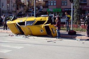 Kavşakta kaza: 5 yaralı