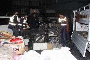 Ka&ccedil;ak sigara operasyonu polis kamerasında