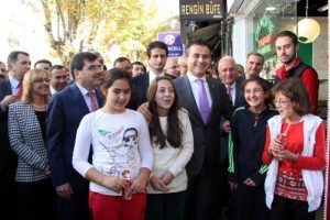"İnsanlar işte, aşta, caddede beraber ama trib&uuml;nde ayrılar"