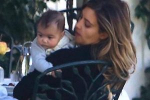Kim Kardashian kızıyla gezmeye &ccedil;ıktı
