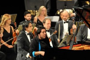 Fazıl Say Antalya'da b&uuml;y&uuml;ledi
