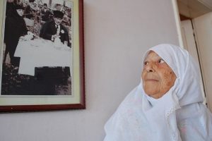 Atat&uuml;rk'e &ccedil;i&ccedil;ek verdiği anı unutamıyor