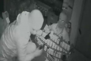 5 dakikada 10 bin liralık sigara &ccedil;aldılar