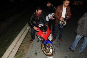 Motosiklet takla attı
